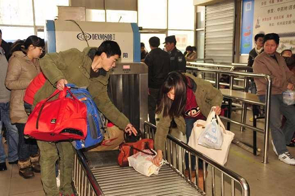 筑乘客之堅實城墻的車站安檢機把安全關